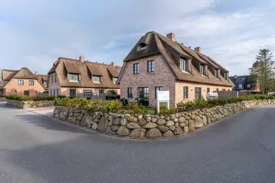Image de Embla - beautiful thatched-roof house in preferred residential area Ording