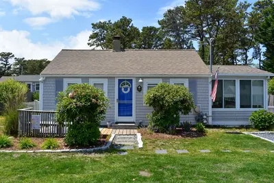 Image de 2 bedroom sunlit cottage with Ac, . 3 miles to beach