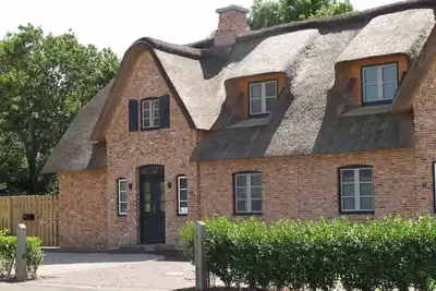 Image de Suutje - Fantastic thatched house with great facilities!