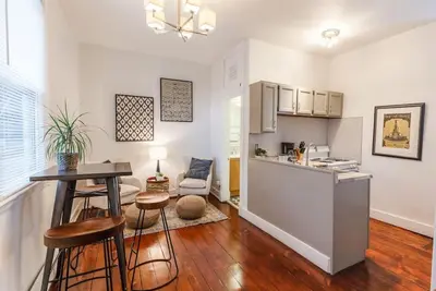Image de Stylish Flat in Walkable Downtown w/ Parking