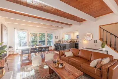 Image de Forest Moon Chalet. Designer & Pet Friendly Luxury 3 Bdrm. w\/Hot Tub