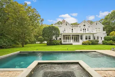 Image de Beautiful home with private pool, hot tub, gym, pool table, ping pong, fire. . .