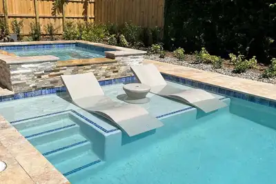 Image de Beautiful 3 bed/2 bath home with brand heated pool and hot tub. 10 mins to beach