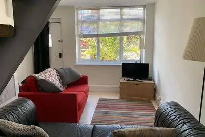 Image de Two minutes from beach. Cosy pet-friendly cottage in cool location with garden.