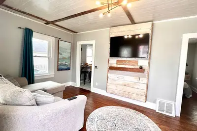 Fun, group friendly house close to fair! Sleeps 8