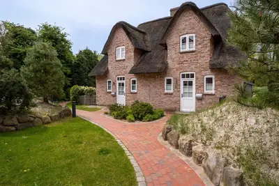 Image de DĂĽnengras Spo - high-quality thatched semi-detached house in a quiet location