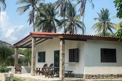 Image de Beautiful 2 bedroom beach house - pool + ocean view