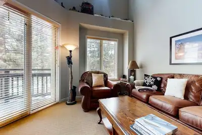 Image de Mammoth Green #205 (3-Bedroom Condo) with Pool by RedAwning