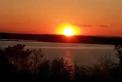 Image de Enjoy picturesque inlet views of a working harbor and sunny days at your oceanfront cottage