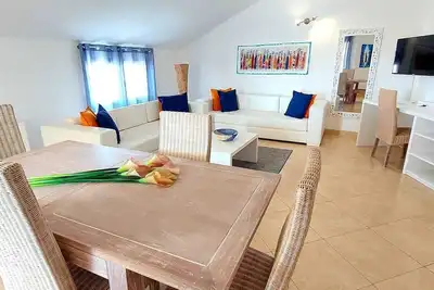 Image de Branco Suites - Top floor, cozy and bright apartment, free Wifi, 5 min to beach