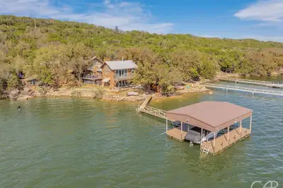 Image de 5 Bedroom Lakefront Home  -  5 Minutes by boat to Hells Gate. -  Sleeps 14