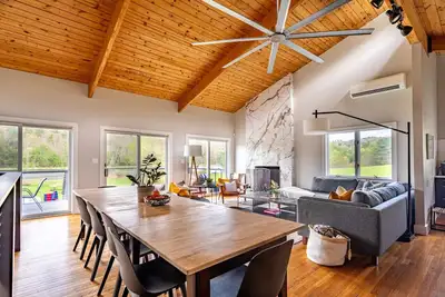 Image de Lakefront w\/ Hot Tub, Game Room, + Fireplace