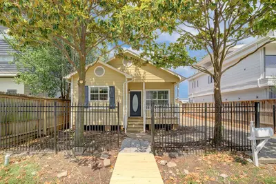 Image de Summer 2025 -  Updated 3/2 with yard, one block from Mkt Heights