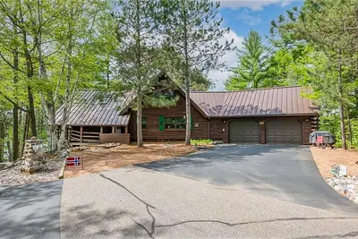 Image de Lakefront home with private dock, two decks, kayaks, & Ac