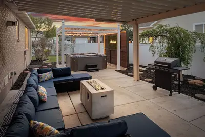 Image de Fun and Spacious Family Oasis + Hot Tub + Ping Pong