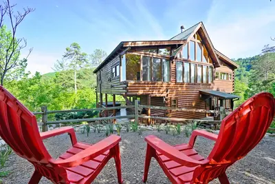 Image de Luxury Log Cabin With Private Fire-Pit!