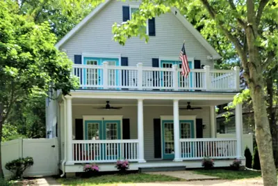 Image de Captain's Retreat! Newly Renovated - few steps from the beach!