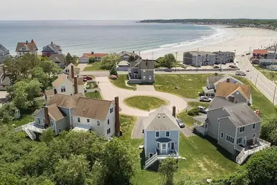 Image de Beautiful Beach Home Only Seconds from the Sand!