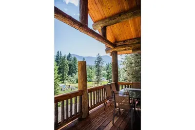 Image de Martin City Log Cabin, just a hop away from Glacier National Park