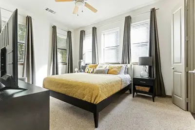 Image de 3 Story Townhouse in walking distance to Arlington's Entertainment District
