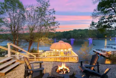 Image de Remodeled 3 Bed\/2Ba Lakefront Home - Hot Tub, Smart TVs, Ev Charger, Firepit