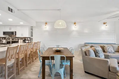 Image de Vacation Awaits! Newly renovated, 3 bedroom, beach front condo!