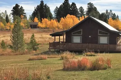 Image de Lodge just 7 miles to Yellowstone National Park. Sauna! - Fox Den Lodge (bathroom in every bedroom)