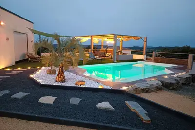 Image de Villa moderne avec piscine, vue imprenable, au calme, idéal pour les familles