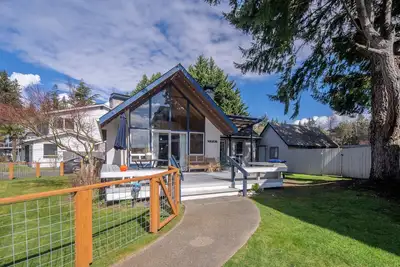 Image de Hood canal view dog friendly A frame cabin with beach, fire pit, fast internet