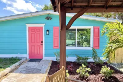 Image de Adorable beach cottage 2/1, Sleeps 6, Pet Friendly, Minutes to Beach