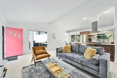 Image de New! Cheerful Mid-Century - big yard, free parking