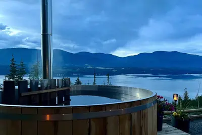 Image de Shuswap Sky Dome With wood Burning Hot Tub & Cozy Fireplace