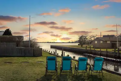 Image de Location and views! Located directly on Shinnecock Bay!