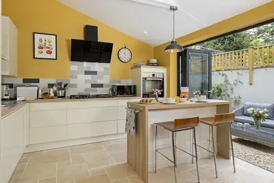 Image de This charming Cotswold stone cottage, elegantly furnished with a seamless blend of antique and conte