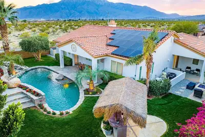 Image de New: Pool, Spa, Tiki Bar, Mini Golf, Firepit, Desert Views
