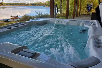 Image de Tranquil Lakefront Log Cabin with Breathtaking Views.