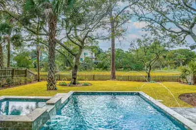 Image de 5 Minute Walk to Beach; Private Pool Now Open; Small Dogs May Be Welcome!