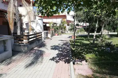 Image de Delightful apartment with beachfront garden! 2 minutes walk to the beach