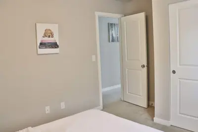 Image de Cheerful 4-bedroom home- Quiet and close to everything you’ll need