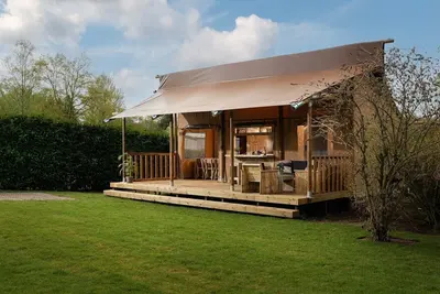 A very chill safari tent with your own bar: the bartenter!