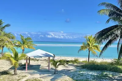 Image de Beautifully remodeled beachfront home- breathtaking views
