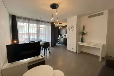 Image de Appartement climatisé 4 couchages avec terrasse et parking sécurisé à Antibes, proche port et mer