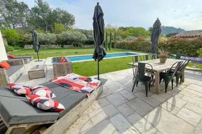 Image de Charming house at the foot of the Alpilles and 200 meters from the village, view of the Alpilles