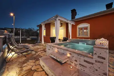 Image de Maison de vacances avec climatisation, terrasse et bain Ă remous