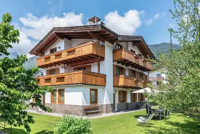 Image de Appartement de vacances \"Dolomiti di Brenta\" avec vue sur les montagnes, jardin et Wi-Fi.