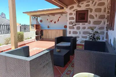 Image de Maison de vacances 'Casita Roque Nublo' avec vue sur les montagnes, jardin et Wi-Fi.