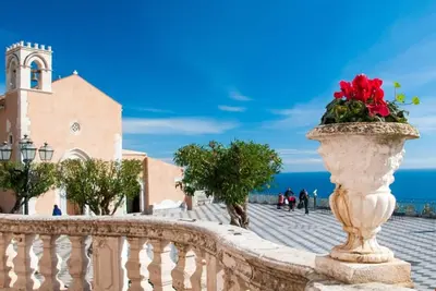Image de Appartement \"tra mare e montagna\" avec vue sur les montagnes, terrasse et balcon.