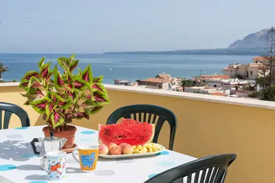 Image de Appartement \"Casa Viola\" avec vue sur la mer, terrasse et Wi-Fi.