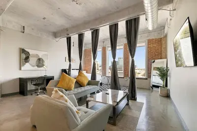 Image de Amyfinehouse |Modern 2br Loft|Pool+Wifi+Desk+Valet