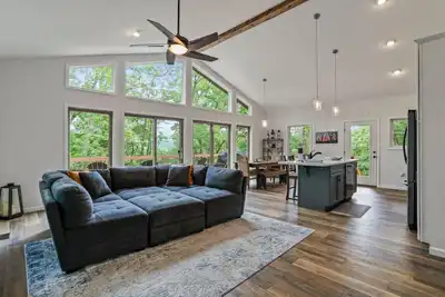 Image de Wooded Bliss-Private Hot Tub and River Access
